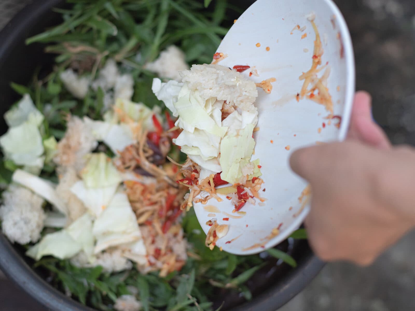 Mat slängs i en soptunna