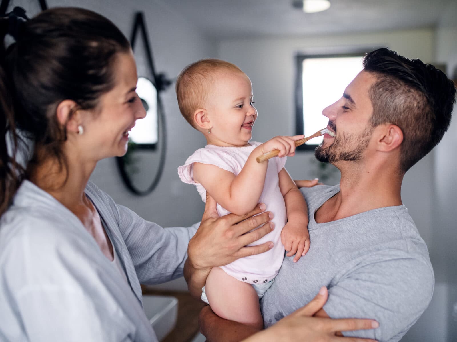 Barn borstar tänderna på sin pappa.