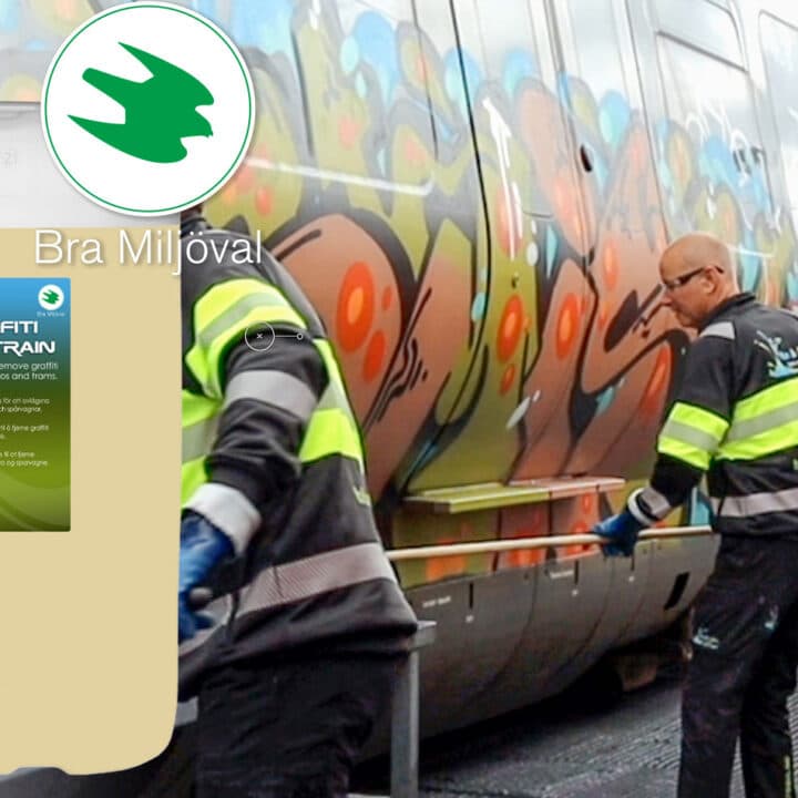 Bilden visar två personer som arbetar med att ta bort graffiti från ett tåg. De använder en produkt ...