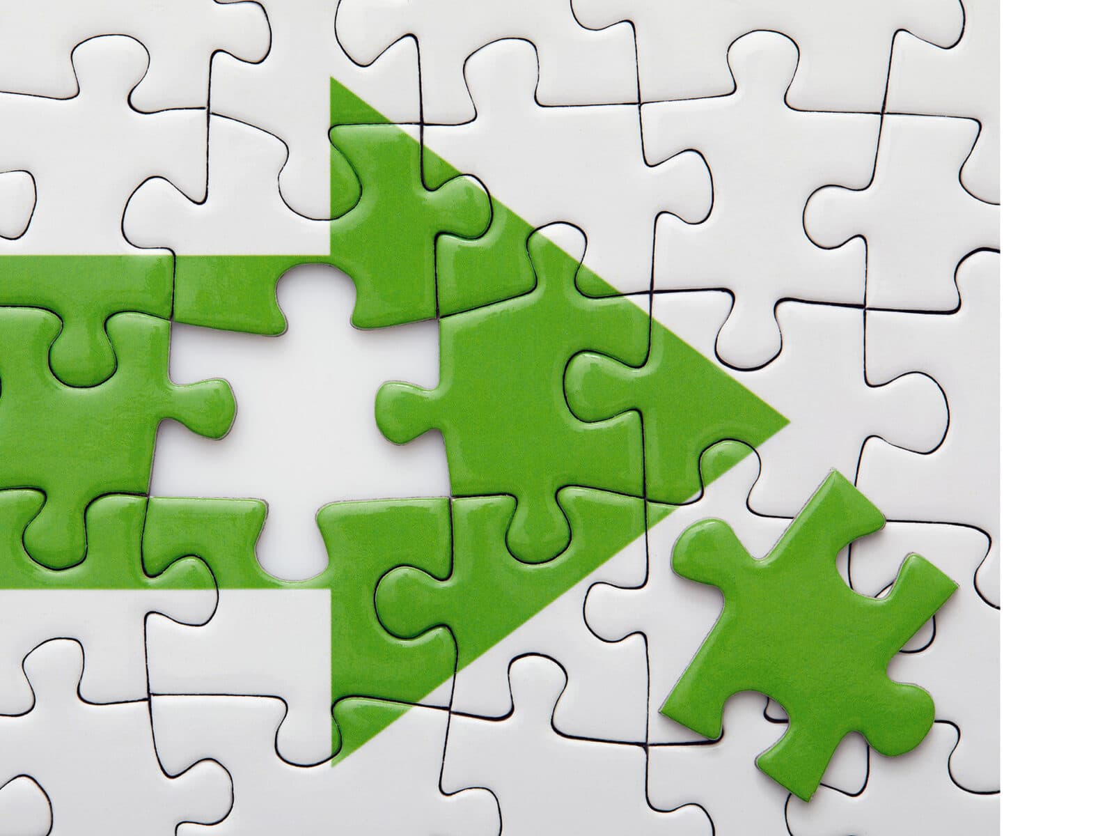 Bilden föreställer ett pussel där bitarna bildar en grön pil som pekar åt höger. En pusselbit är ...
