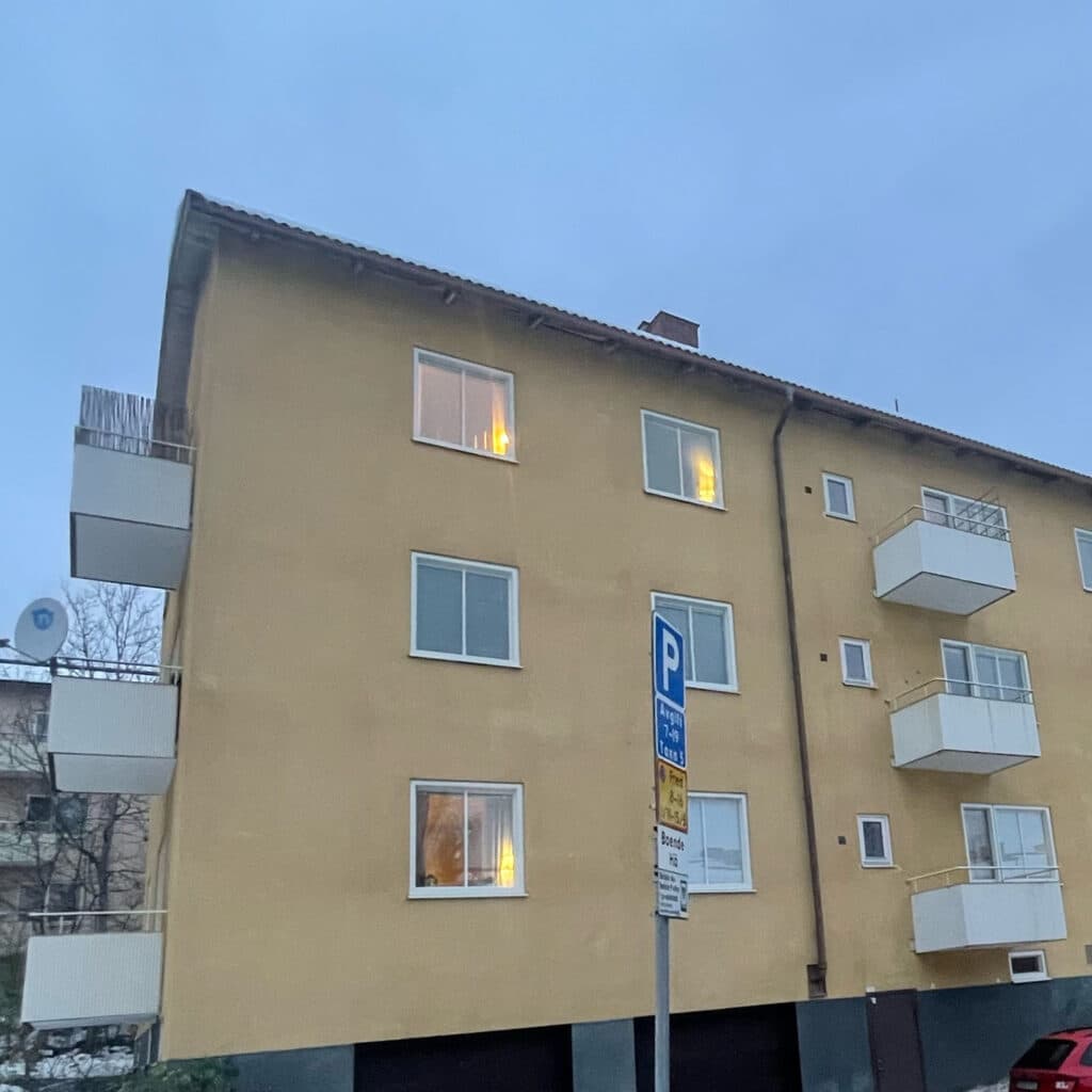 Björkhammar fastigheter sparar el efter byte av fönster och balkongdörrar. Fastigheten fick ...