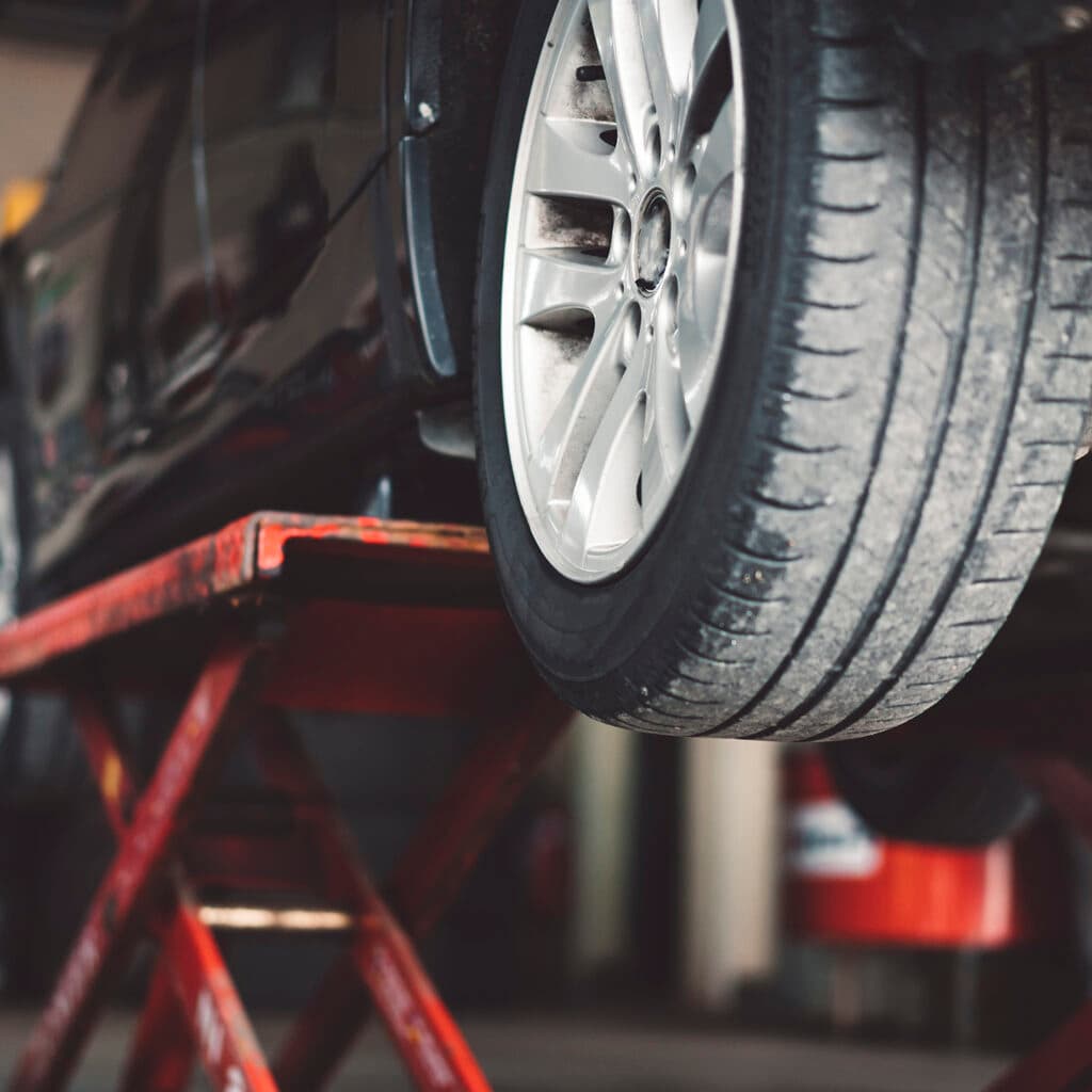 Miljömärkt bilförsäkring måste minska miljöpåverkan vid skadehantering.